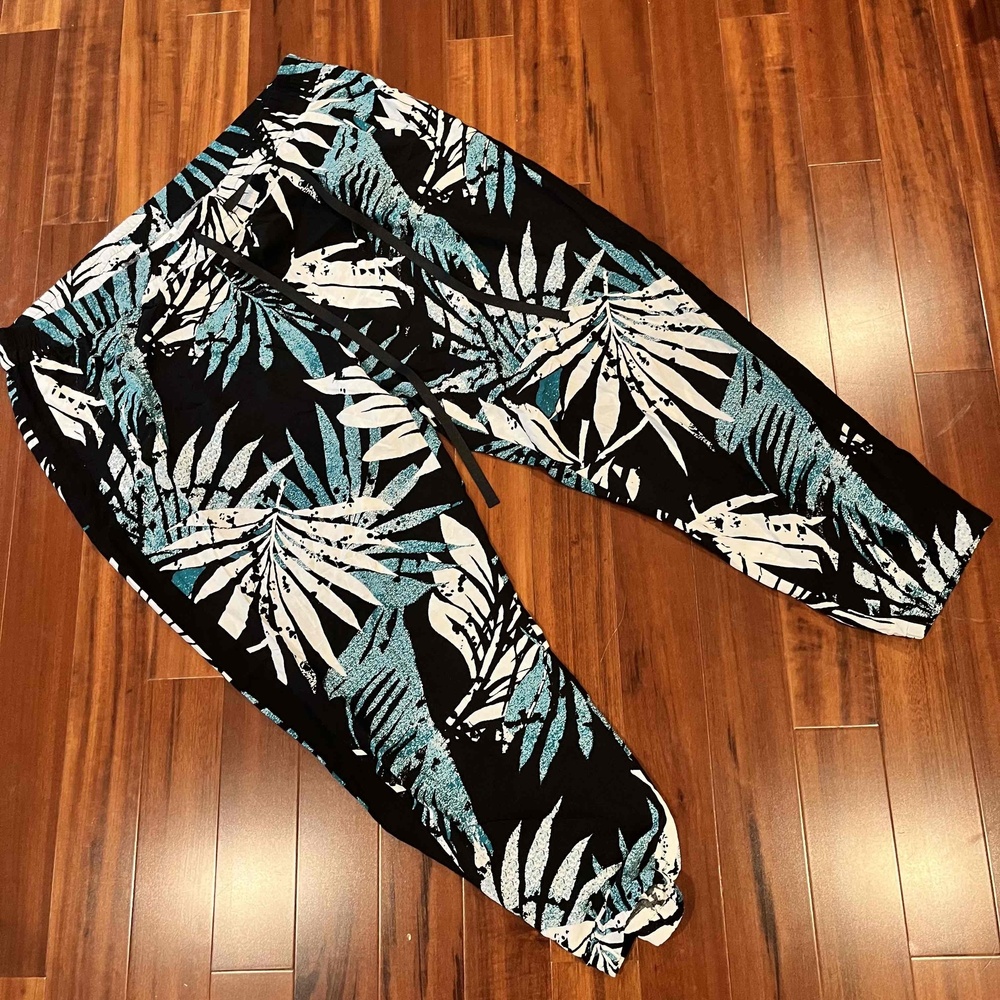 Jaclyn Smith Woman Black Green Crop Pants Joggers Tropical Leaf Print Plus Sz 2X